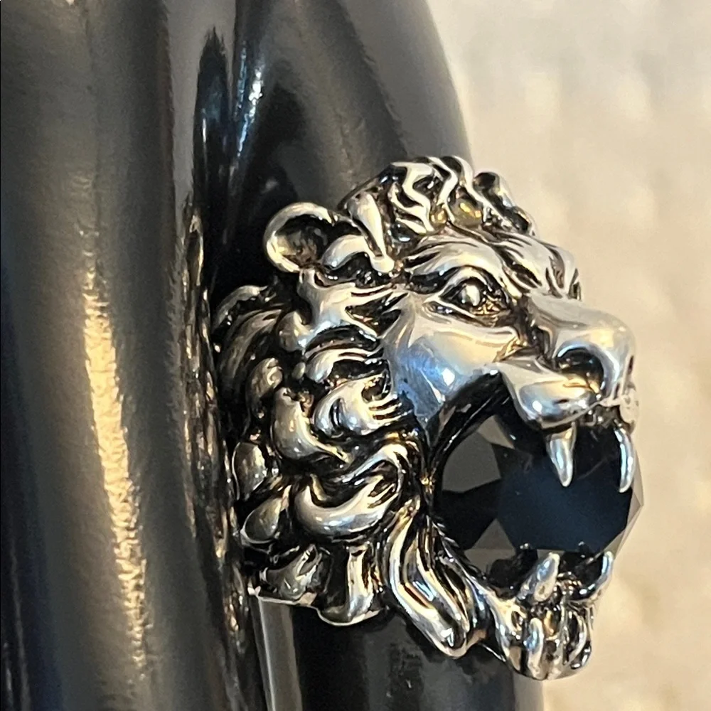 Gucci Lion Head Motif Ring With Black Stone Size 8 Full Inclusion